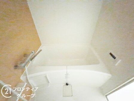 快適なバスルームは、広々とした空間で、毎日の疲れを癒す贅沢な時間を提供し、リラックスを促します。