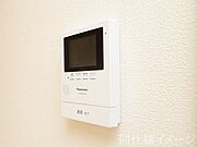 ＼同仕様写真／女性やお子様にも安心のTVモニター付きインターホン！一目で来客を確認できるので、特に小さなお子様をお持ちのご家庭でも安心してお住まい頂ける設備です。