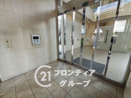 シンプルなロビーですが、住む人にとって居心地の良い空間を提供します