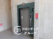 エレベーターホールは、住民の皆様が快適に移動できるよう設計されています。広々としたスペースは、混雑時でもスムーズな乗降を可能にします。