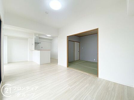 リビングは、シンプルでありながらもスタイリッシュなデザインです。快適な暮らしをサポートします。