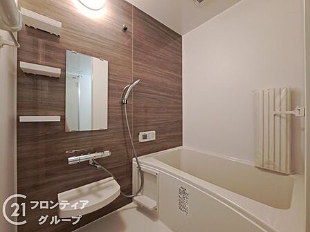 家族全員が快適に使える、広々としたバスルームです。ゆったりとした空間で、リラックスした時間をお過ごしください。