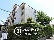 マンションのエントランスは、住まう方々を迎える洗練された空間です。日常の出入りを快適にするための工夫がされています。