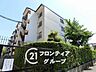 エントランス：マンションのエントランスは、住まう方々を迎える洗練された空間です。日常の出入りを快適にするための工夫がされています。
