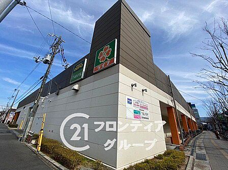 ライフ東大阪長田店 徒歩9分。 670m