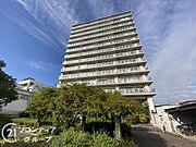 シンプルで洗練されたマンション外観は、住む人のセンスを引き立て、落ち着いた雰囲気を提供します。都会的なデザインが魅力で、住む人に誇りを与える空間です