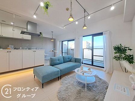 窓から差し込む光で家族を温かく包み込みます。明るいリビングで子育てする喜びを!いつでも見学可能です!
