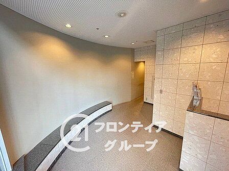 明るい照明と洗練されたデザインが、上質な雰囲気を演出します。
