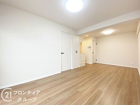 明るい光が差し込むリビングは、家族が集まる中心として心地よい開放感に満ちています。上質な素材感と洗練された照明が、ワンランク上の住まいを象徴しています。プレミアムな日常を演出する広々とした空間です