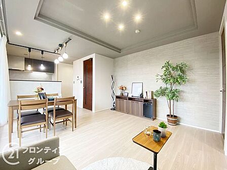 柔らかな陽光が注ぎ込むリビングは、家族が自然と集まりたくなる心地よい空間です、窓からは開放感のある景色が広がり、季節の移ろいを感じながら穏やかな日常を過ごすことができるよう細部まで配慮されています