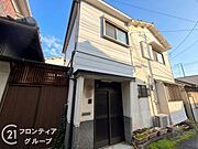 シンプルながらも存在感のある外観で、住む人を魅了し、日常に特別な時間をもたらします