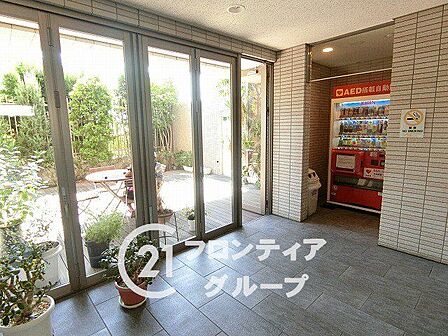 自販機も完備された利便性の高いロビーは、急な来客対応にも重宝する便利なスペースですね！ペットと一緒にちょっと一息つける、ゆとりある設計が毎日の暮らしに潤いを与えてくれます！