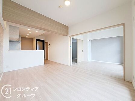 大きな窓から明るい光が差し込む、開放感あふれるリビングです。洗練された内装デザインが、住まう方のセンスをさりげなく引き立てます。家族が集う場所にふさわしい、穏やかで上質な時間が流れます