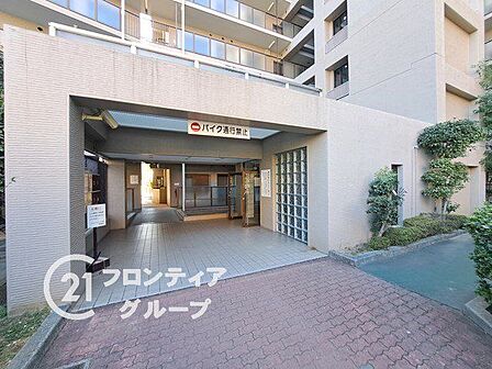 重厚感のある石造りのアプローチが、住まう方を優しく迎え入れます。洗練されたデザインは、訪れるゲストにも上質な印象を与えます