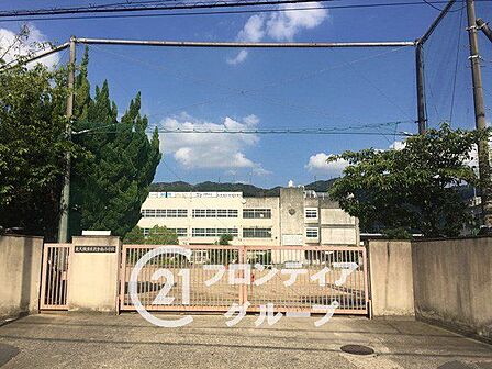 東大阪市立孔舎衙小学校 徒歩9分。 690m