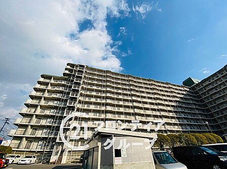 シンプルながらも存在感のあるマンション外観は、住む人を魅了し、日常に特別な時間をもたらします。都会的なデザインが魅力で、住む人に誇りを与える空間です