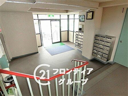 シンプルなロビーですが、住む人にとって居心地の良い空間を提供します