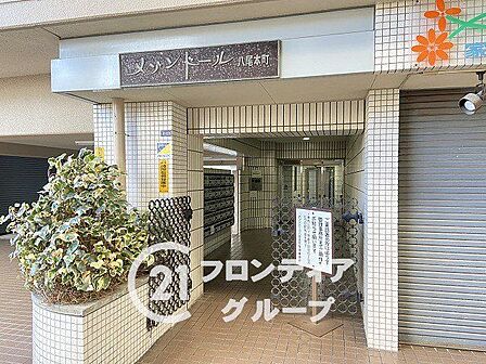 毎日帰るのが楽しみになるような、堂々とした佇まいが素敵ですね！緑豊かな植栽がエントランスへと優しく導いてくれるので、都会にいながらも心安らぐ瞬間を味わえますね！