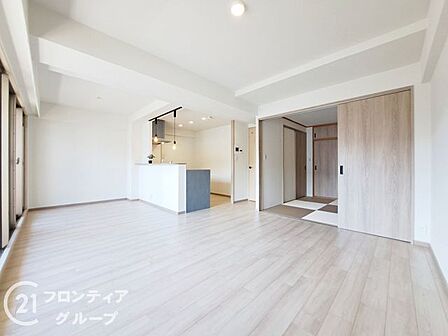 大きな窓から柔らかな光が差し込む開放感たっぷりのリビングです。洗練されたインテリアが映える広々とした空間は、大切な家族や友人と心ゆくまで寛げる安らぎの場所となります