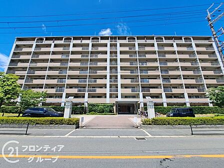 重厚感あふれる佇まいが住まう方のステータスを象徴する大規模マンションです。青空に映える洗練されたデザインは、帰宅するたびに誇らしい気持ちにさせてくれる特別な存在感を放ちます