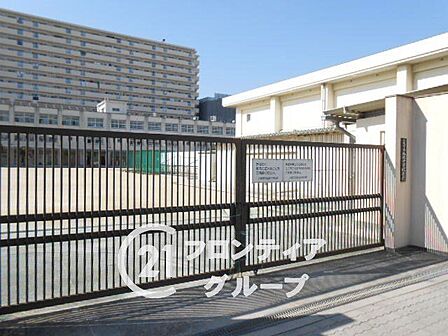 大阪市立瓜破中学校 徒歩8分。 580m