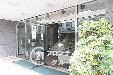 温かみのあるエントランスは、住む人を優しく迎え、訪れる人にも心地よい印象を与える魅力的な空間です!