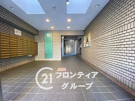 機能的なロビーで、住む人が快適に過ごせるよう配慮されています
