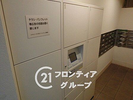 清潔感あふれる共有部分は隅々まで手入れが行き届いており、管理体制の良さが伺えます。不在時でも荷物を受け取れる宅配ボックスなど、忙しい毎日をスマートに支える充実の設備が整っています