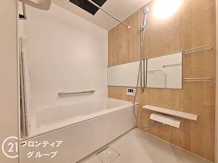 木目の温もりに包まれる上質なバスルームは、一日の疲れを優しく解き放つ癒しの空間です。ゆとりある広さと清潔感あふれる内装が、プライベートなリラックスタイムをより優雅に演出します
