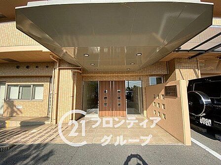 温かみのあるエントランスは、住む人を優しく迎え、訪れる人にも心地よい印象を与える魅力的な空間です！