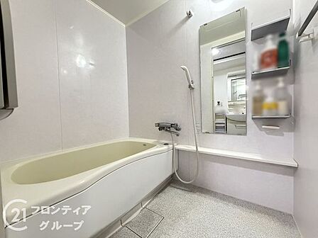 一日の疲れを優しく癒やしてくれるゆとりある広さの浴室です。落ち着いたカラーリングで統一された空間が、上質なリラックスタイムを演出します