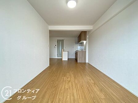 明るいリビングが演出する、開放感いっぱいの爽やかな住空間!大切なゲストを招きたくなるような気品あふれる雰囲気が、日々の生活を華やかに彩るプレミアムな一室です!