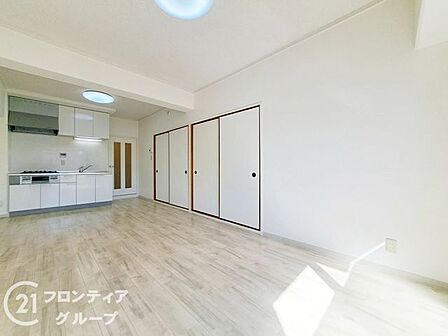 心地よい光に満たされたフラットで使い勝手の良いリビング空間ですね!すっきりとしたシンプルな内装が家具のレイアウトを引き立てる居心地の良さです