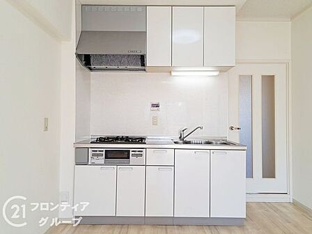 白を基調としたシンプルで上品なデザインのキッチンカウンターが魅力的ですね!豊富な収納スペースが備わり毎日の調理を快適にサポートしてくれます