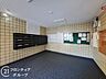 その他：広々とした空間と落ち着いた色合いのコーディネートが調和した上品なロビーですね！住民の方を優しく迎え入れる心地よい空間です