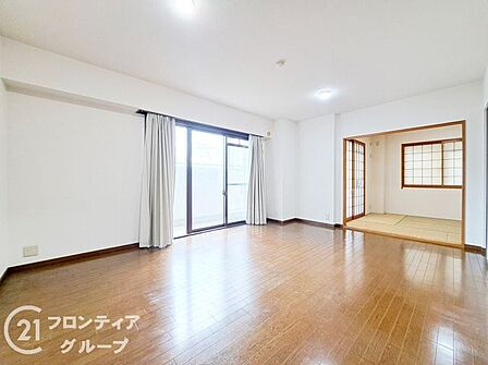 日中はお部屋全体に明るい光が差し込みます。家族団らんの時間をゆったりと過ごせます!