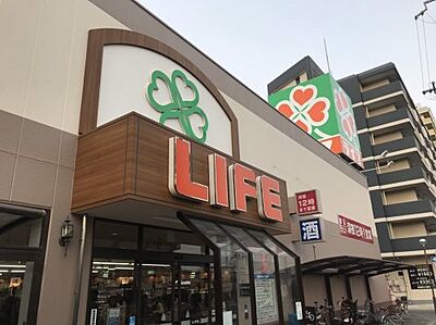 周辺：【スーパー】 ライフ 十三東店まで912ｍ