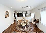 南側の明るいリビングダイニング