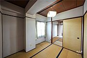 西側和室4.5帖。LDKと続き間になっており、ライフスタイルに合わせて空間を使い分けられる間取りです。［2026年5月22日撮影］