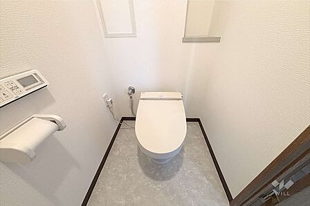 トイレ［2025年12月8日撮影］タンクレスのトイレで掃除が楽ちんです。温水洗浄便座つきなので清潔を保てます。