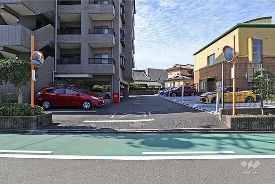 駐車場の出入り...