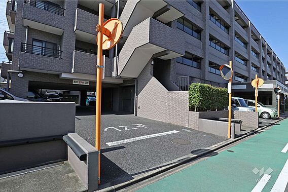 駐車場の出入り...