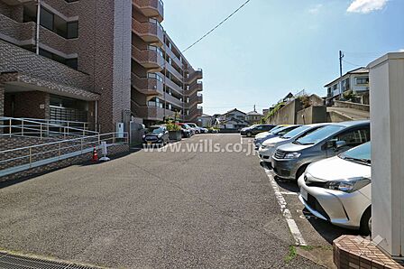 敷地内駐車場（屋外平面式）。空き状況等の詳細についてはお問い合わせください。
