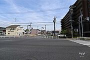 敷地北側の前面道路（西側から）