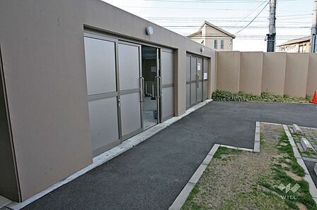 ゴミ置き場は扉がついているため安心です。