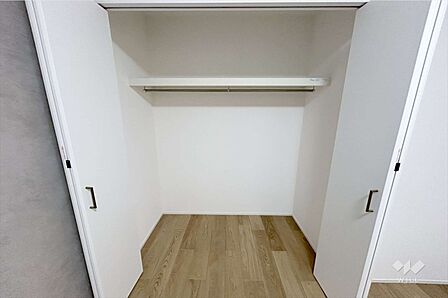 収納。大きめのクローゼットがあります。洋服や趣味の荷物が多い方でも安心です。上の段にも収納できるのが便利です。