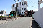敷地西側の前面道路（北側から）