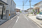 物件の南側前面道路（南西側から）［2026年7月1日撮影］