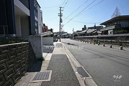 敷地東側の前面道路(北側から)