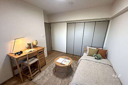 北側の洋室2部屋には、冬場でもあたたくお過ごしいただけるようガス式床暖房が設置されています。※AI加工処理をしています。